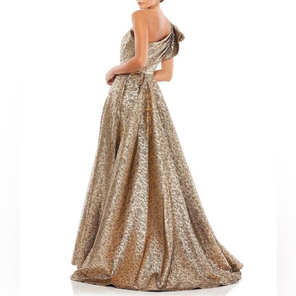 MAC DUGGALOne Shoulder Bow Metallic Ballgown